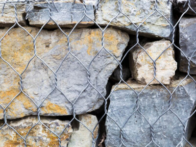 W jaki sposób są wykonywane ogrodzenia z gabionów